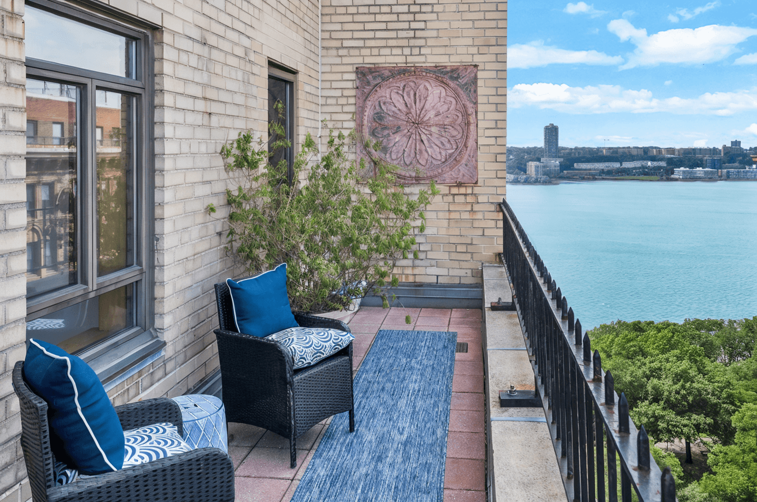 GRAND SUN DRENCHED 4 BEDROOM 3 BATHROOM WITH TWO PRIVATE TERRACES amp ; STUNNING CITY AND HUDSON RIVER VIEWS.