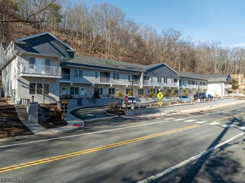Gorgeous Townhouse with Amazing Views of Greenwood Lake.