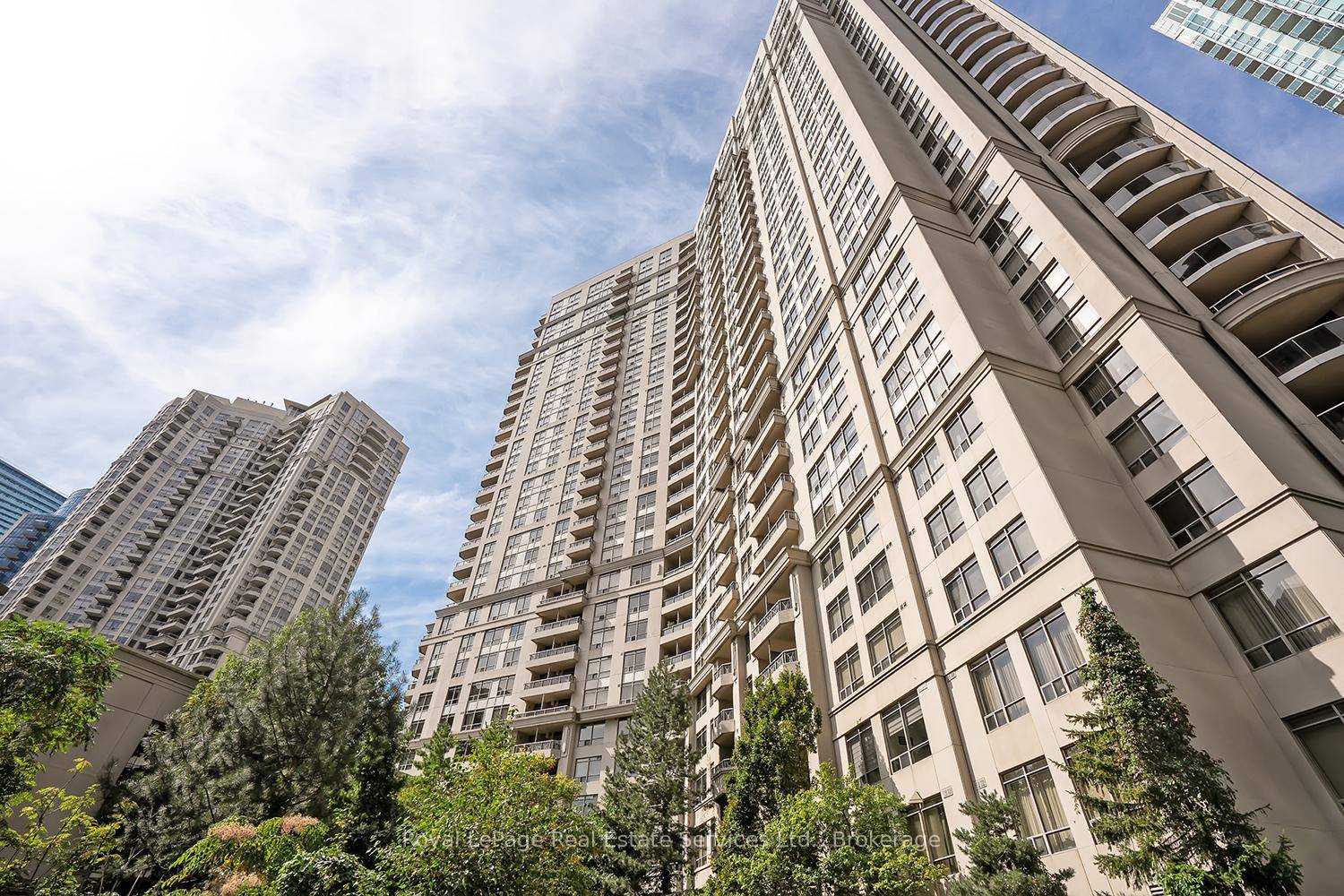 Experience Resort Style Living in this Stunning 2 Bedroom, 2 Bathroom condo located in the vibrant heart of Mississauga !