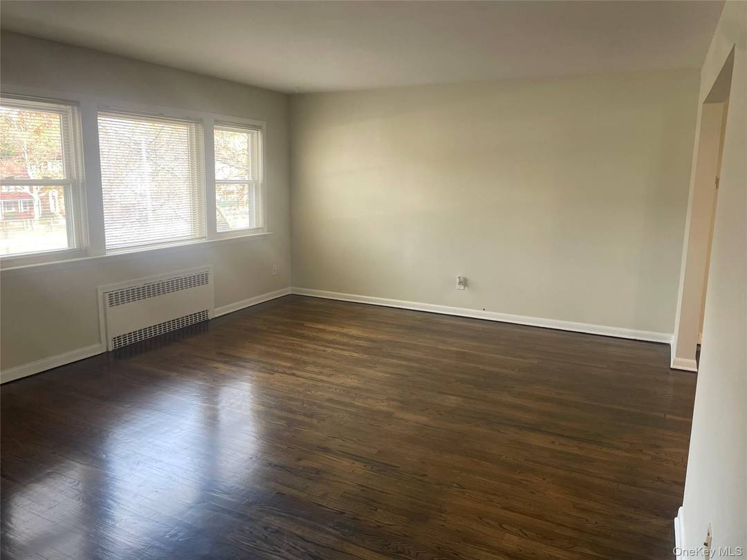 CLEAN amp ; NEAT 2nd Floor APT 3 bed 2 Full bath rental close to Hospital, Main Street, F Train, Van Wyke, Forest hills, Kew Gardens, Flushing.