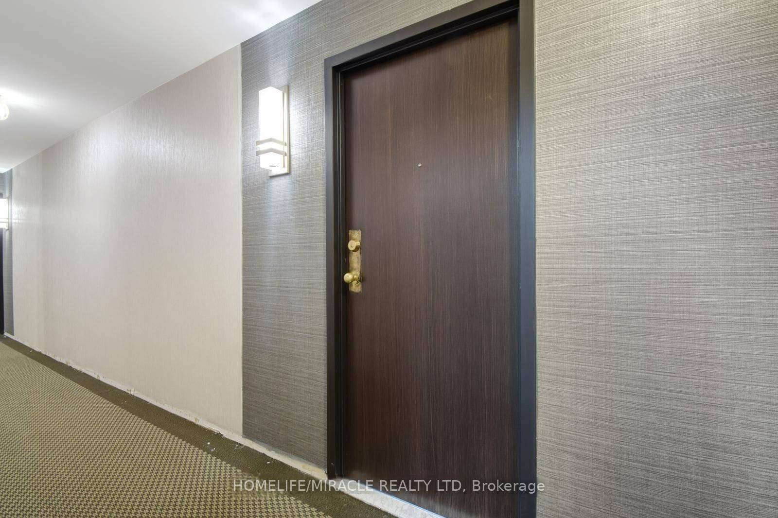 Luxury Condo in the Heart of Mississauga Steps from Square One !