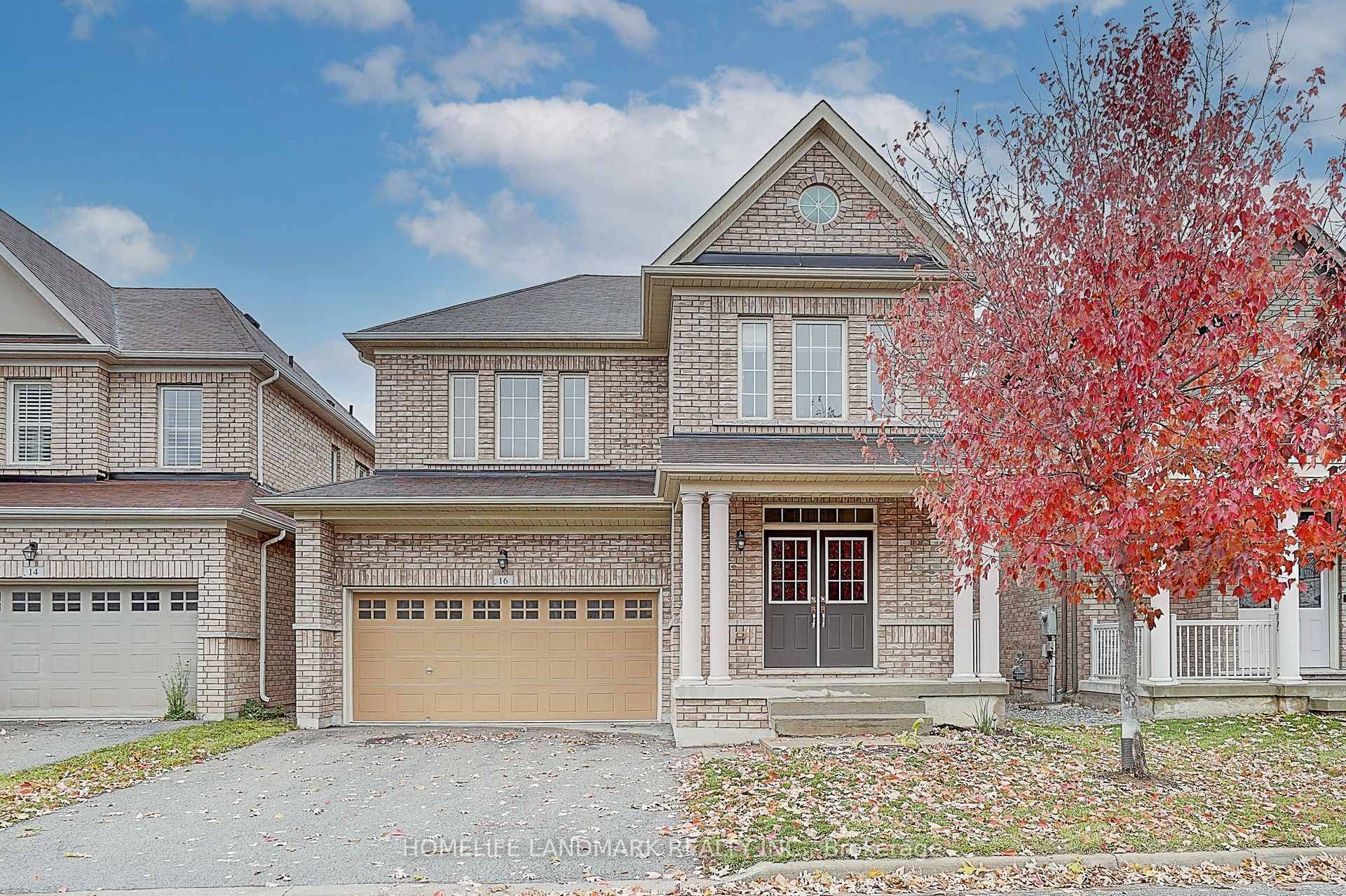 Gorgeous amp ; Bright Detached Home in a High Demand Area !