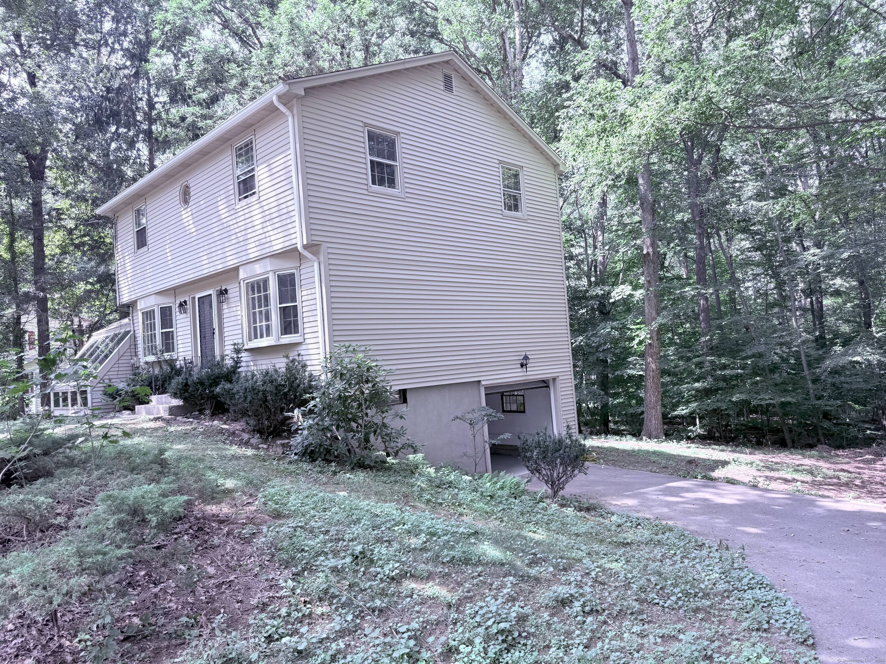 This charming classic colonial single family house welcomes you with a modern twist.