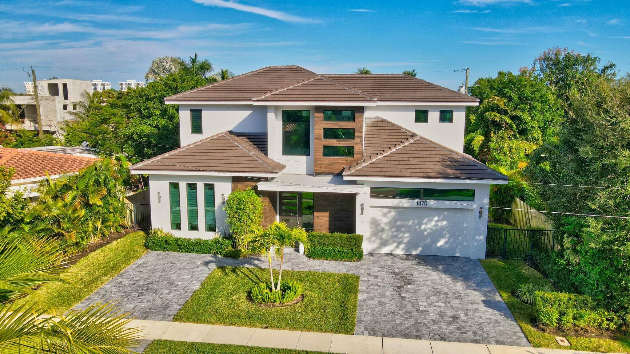 Priced to sell ! Move in ready and perfectly nestled between Mizner Park and 20th Street shopping in the GOLDEN TRIANGLE, this sleek modern home offers both luxury and convenience.