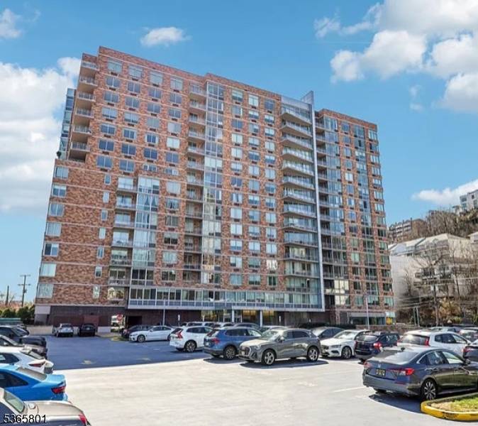 NYC commuters' dream. Located in one of Edgewater's premier high rise communities, this well maintained 2 bedroom, 2 bathroom condo offers hardwood floors throughout and a modern kitchen with stainless ...