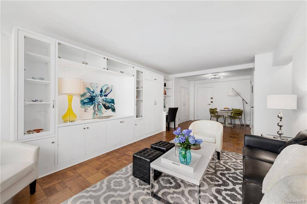 Welcome to Your New Home The Charing Cross House Experience luxury living in this beautifully renovated one bedroom apartment in the heart of the Upper East Side.