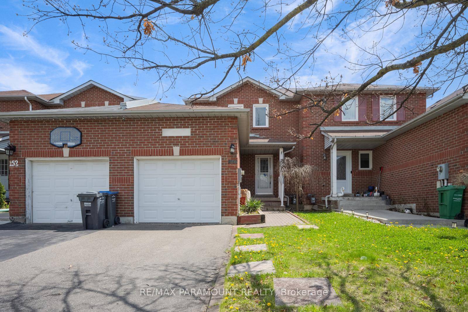 ATTENTION FIRST TIME HOME BUYERS IVESTORS or LOOKING TO DOWNSIZE Townhouse On The Border of Mississauga and Brampton !