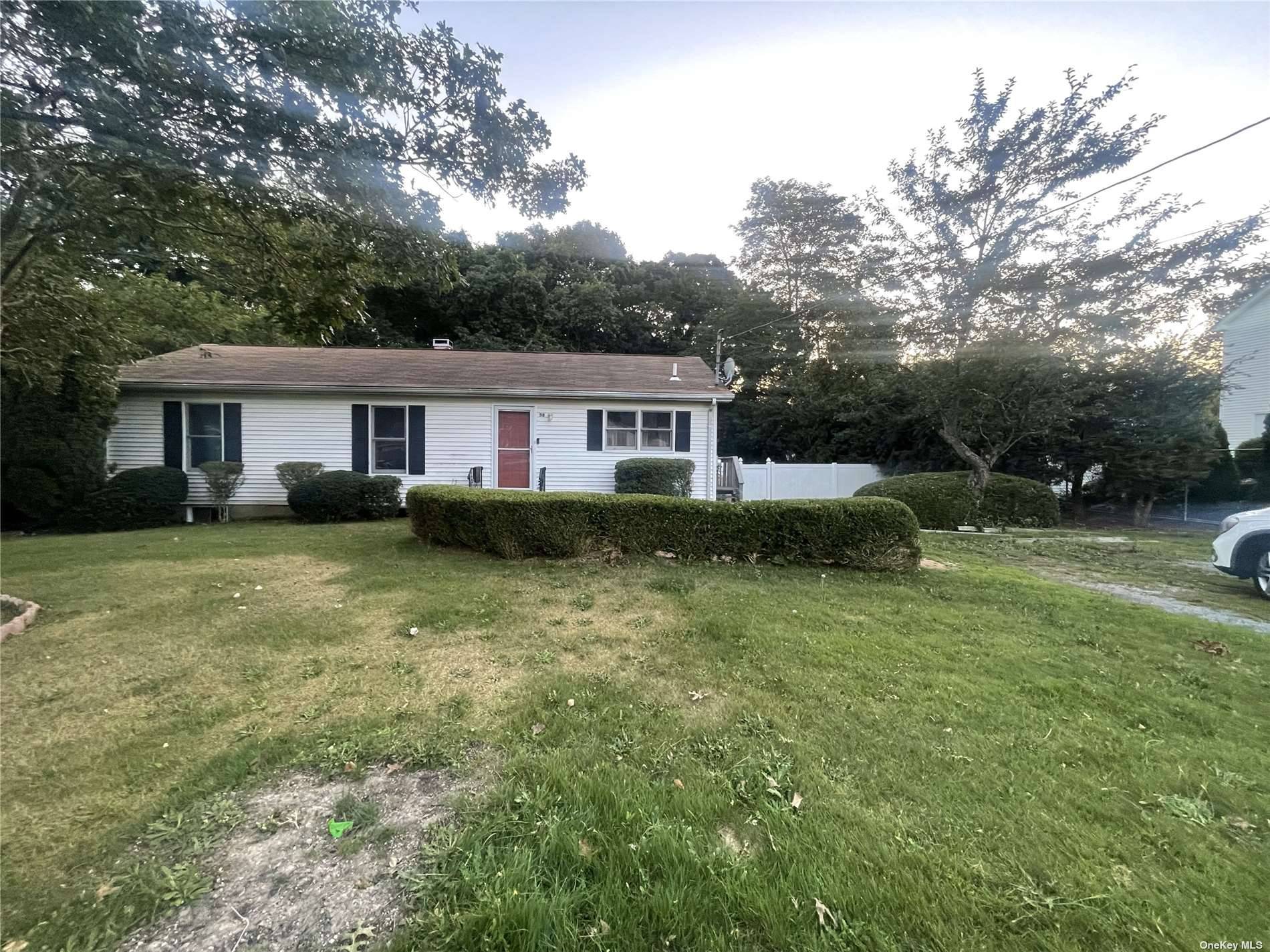 Awesome 3 Bedroom 2 Full Bath Eat In Kitchen Formal Dining Room Living Room Full Basement With Laundry Area Fully Fenced In Yard Pet Friendly