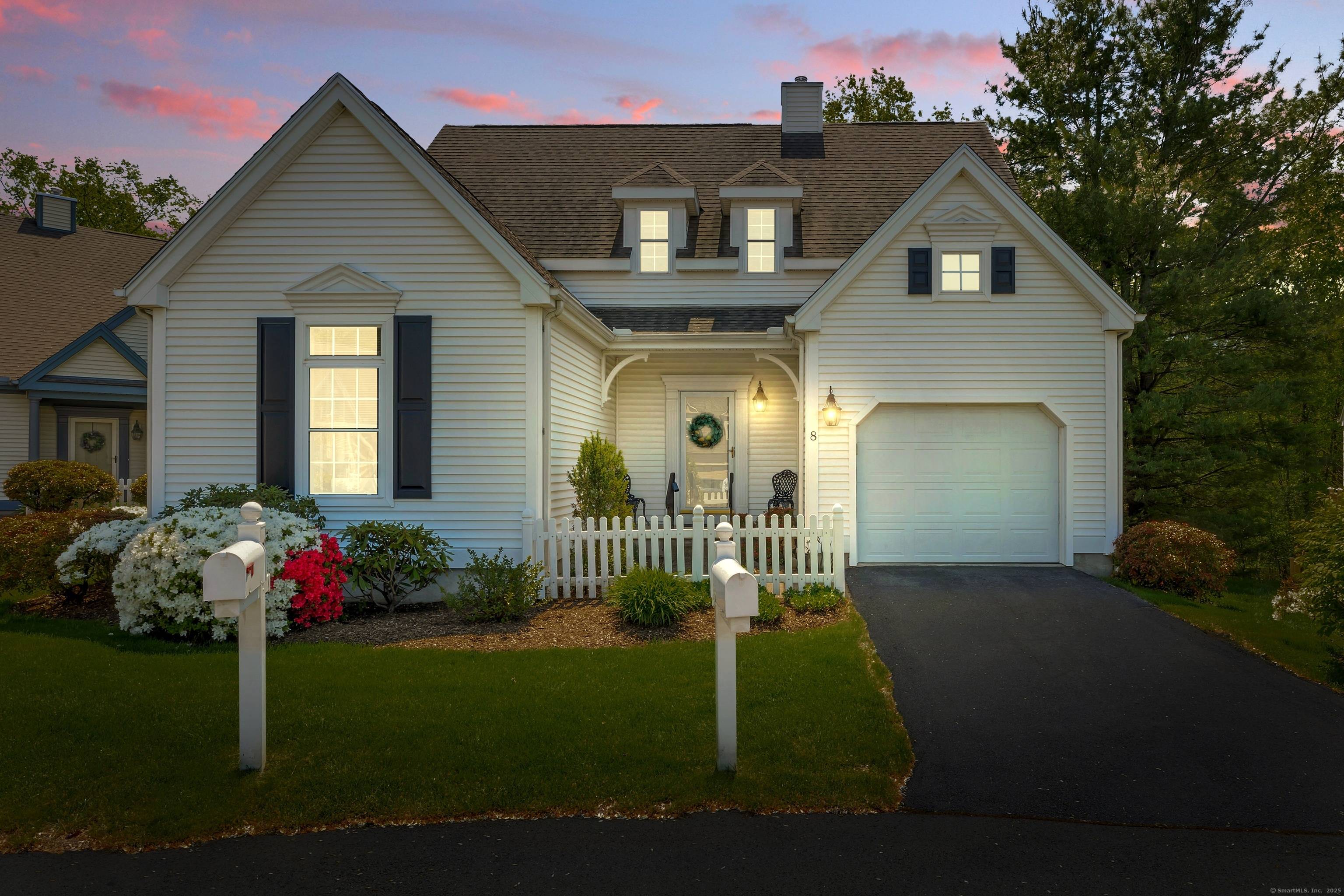 Welcome home to this well maintained, free standing condo in the sought after O'Meara Farms !