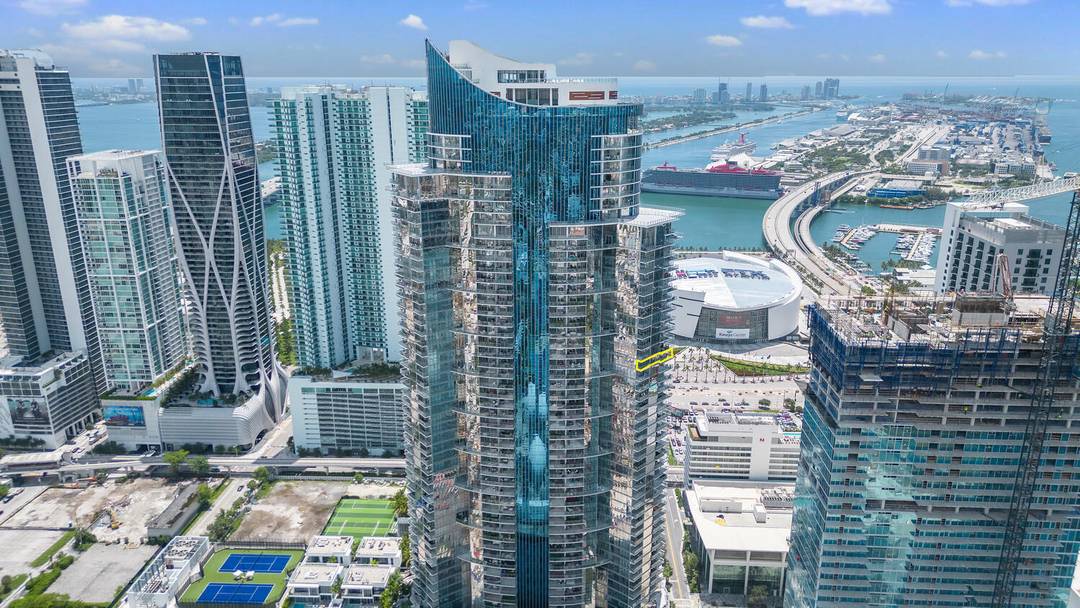 Welcome to Paramount Miami Worldcenter where sophistication meets comfort located in the heart of downtown Miami.