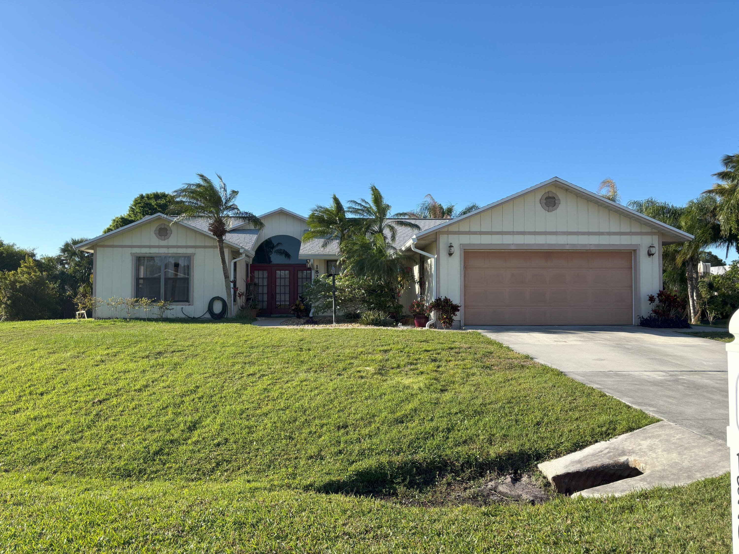 Beautiful 3 Bedroom Pool Home in Stratford Downs !