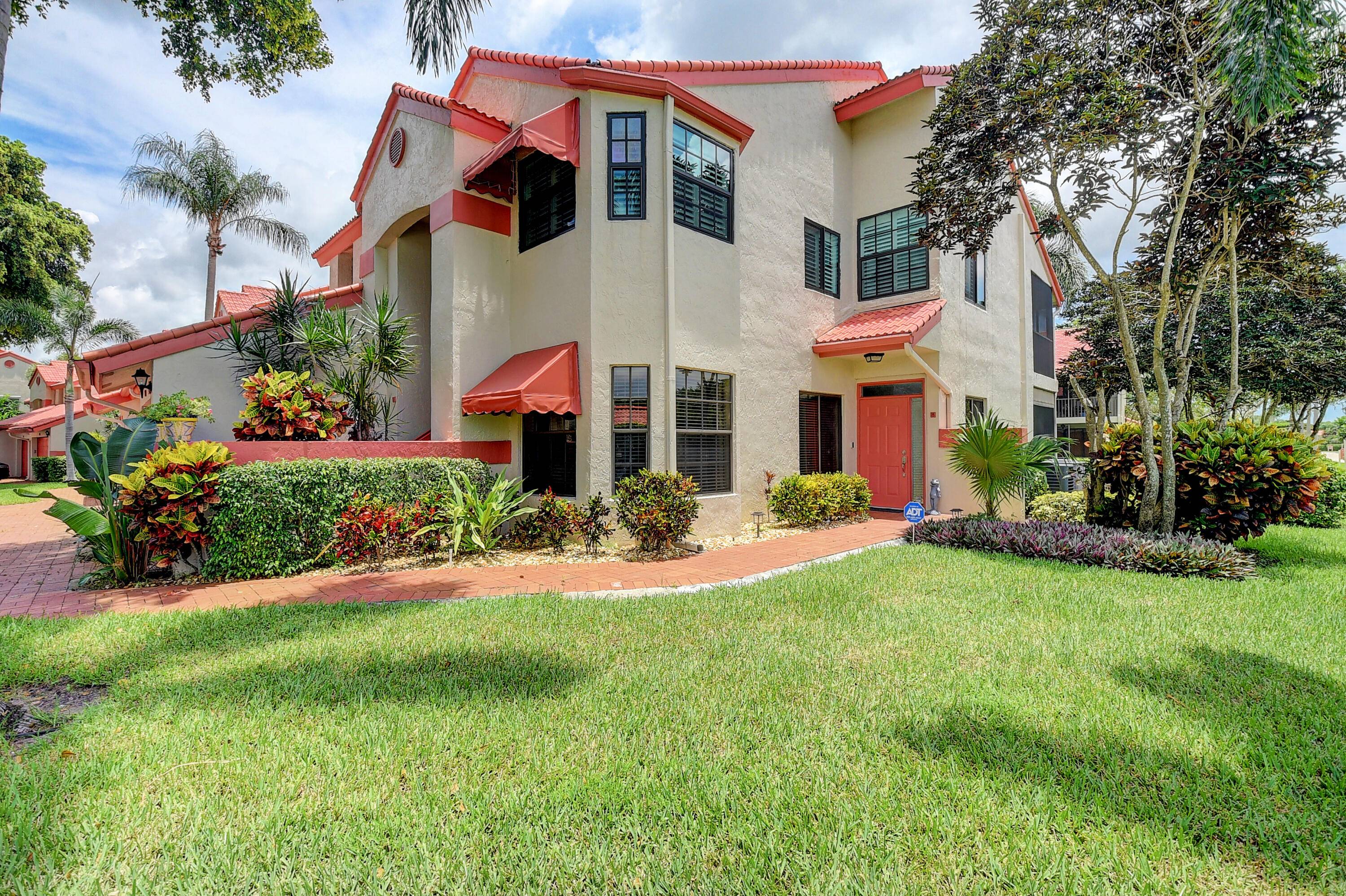 YOU'LL FALL IN LOVE W THIS HOME THE MINUTE YOU STEP INSIDE !