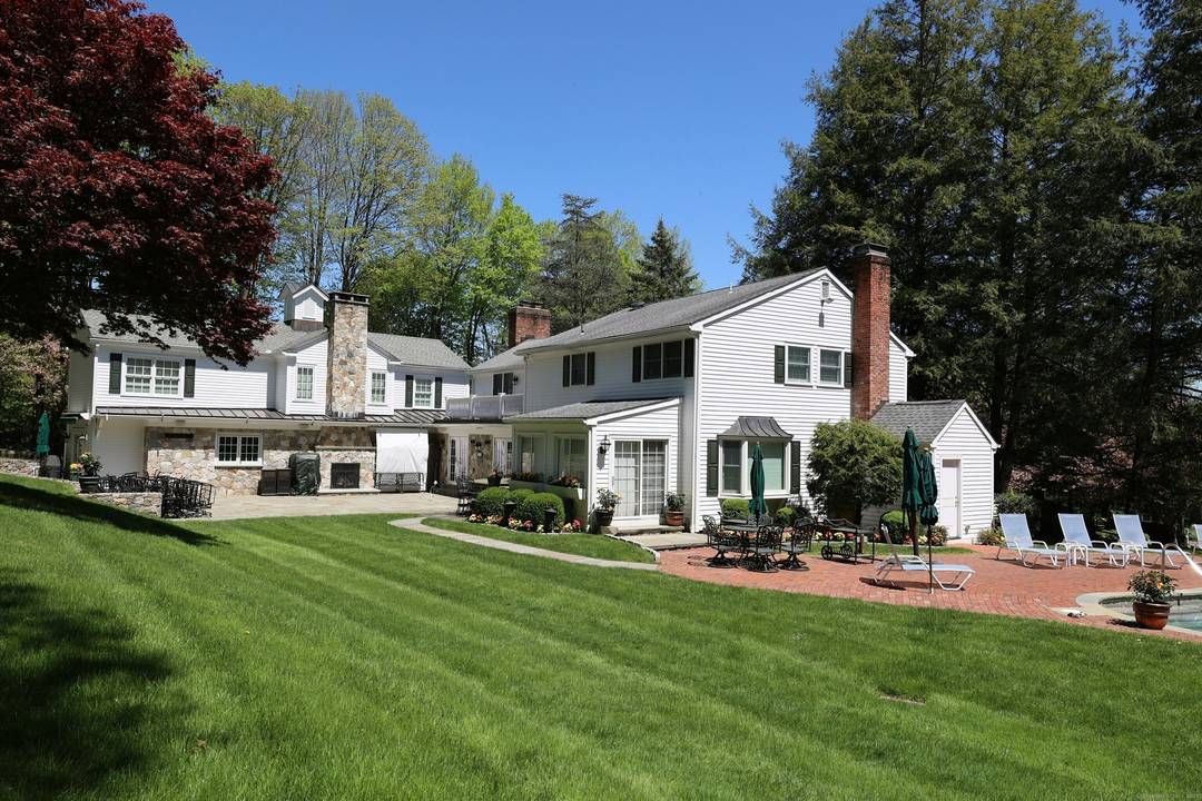 This gracious country estate's idyllic setting is the perfect backdrop for large family gatherings joyous celebrations.