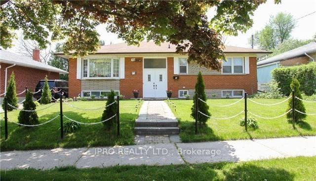 This Bright Spacious three bedroom, one bathroom main portion of bungalow, now up for rent in the highly desired Woburn neighborhood of Scarborough, offers an ideal setting for a family ...