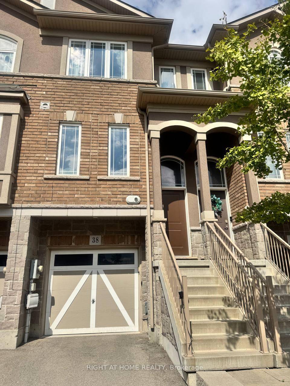 38 Bloom Crescent Beautiful 3 storey freehold townhouse by Multi Area Developments in sought after Summit Park, Hannon.