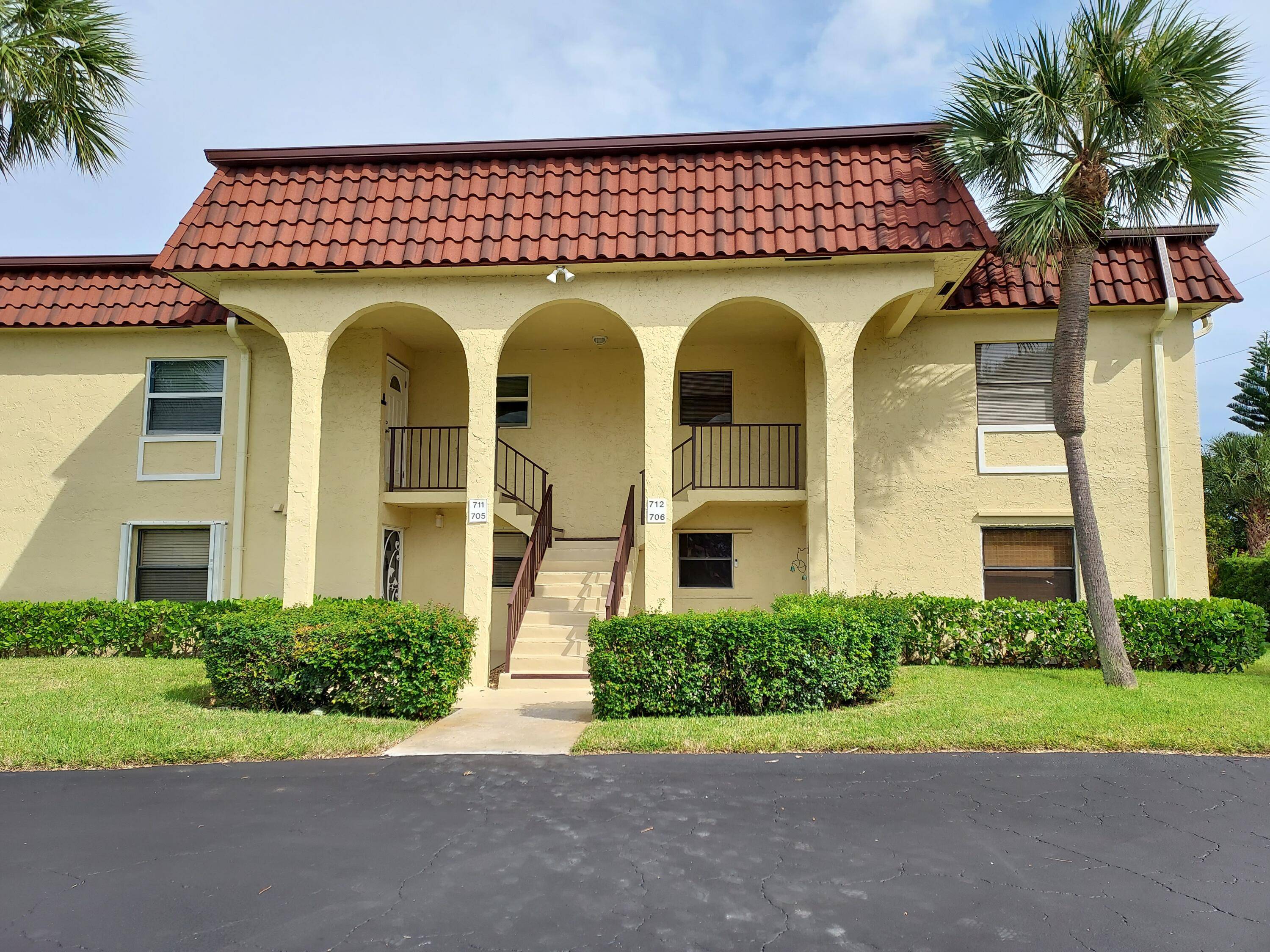 Very nice unit with screened in patio overlooking Carlin Park Heart Trail.