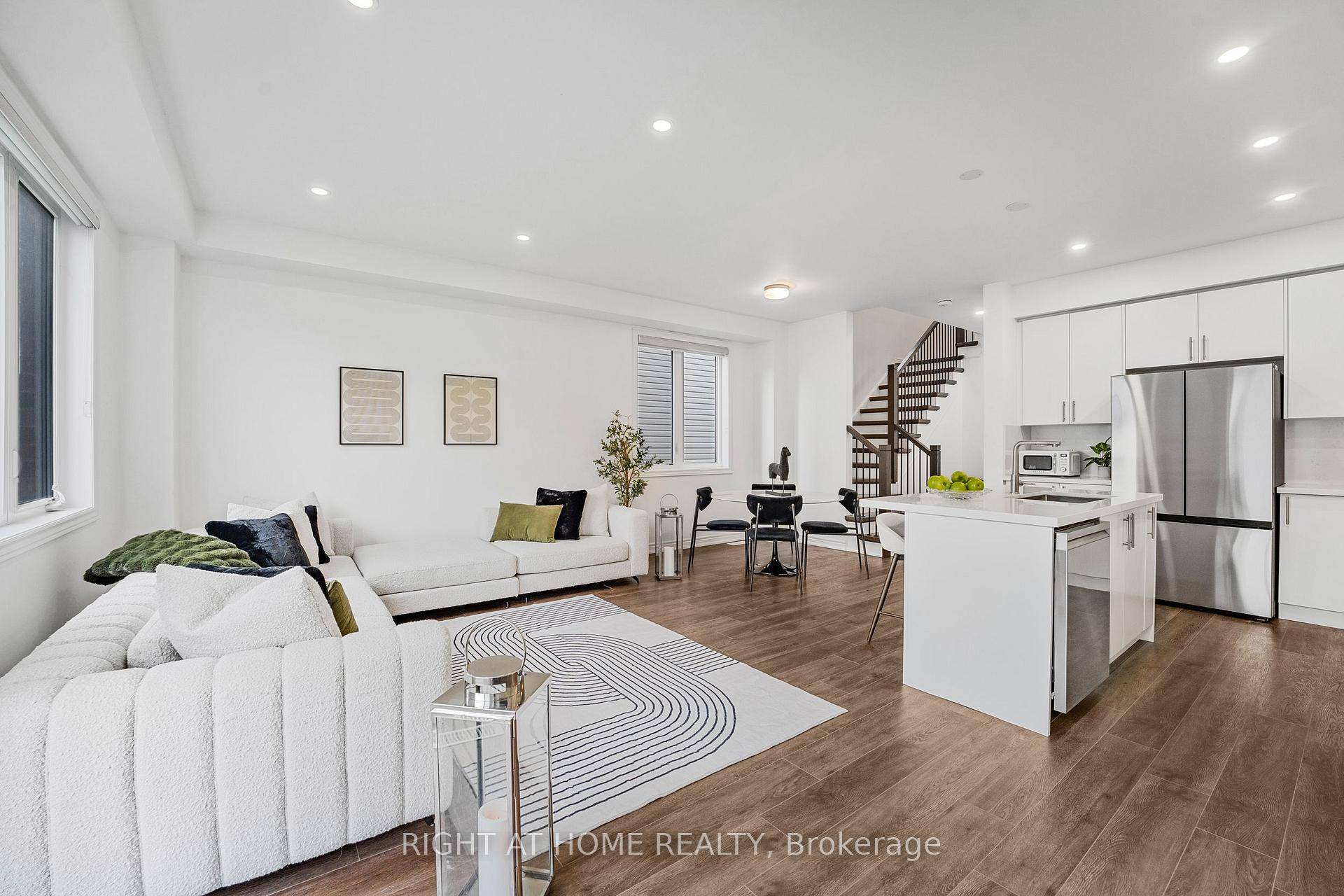 Modern 3 Bedroom, 3 Bathroom Freehold Townhome In Prime Fergus Location !