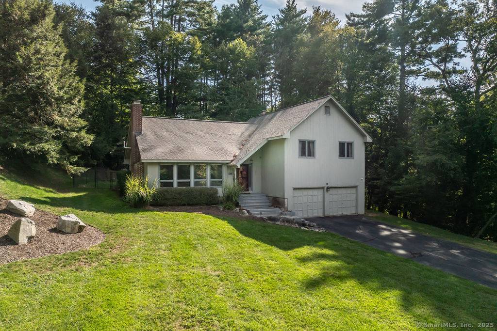 Welcome to this beautifully maintained 3 bedroom, 2.
