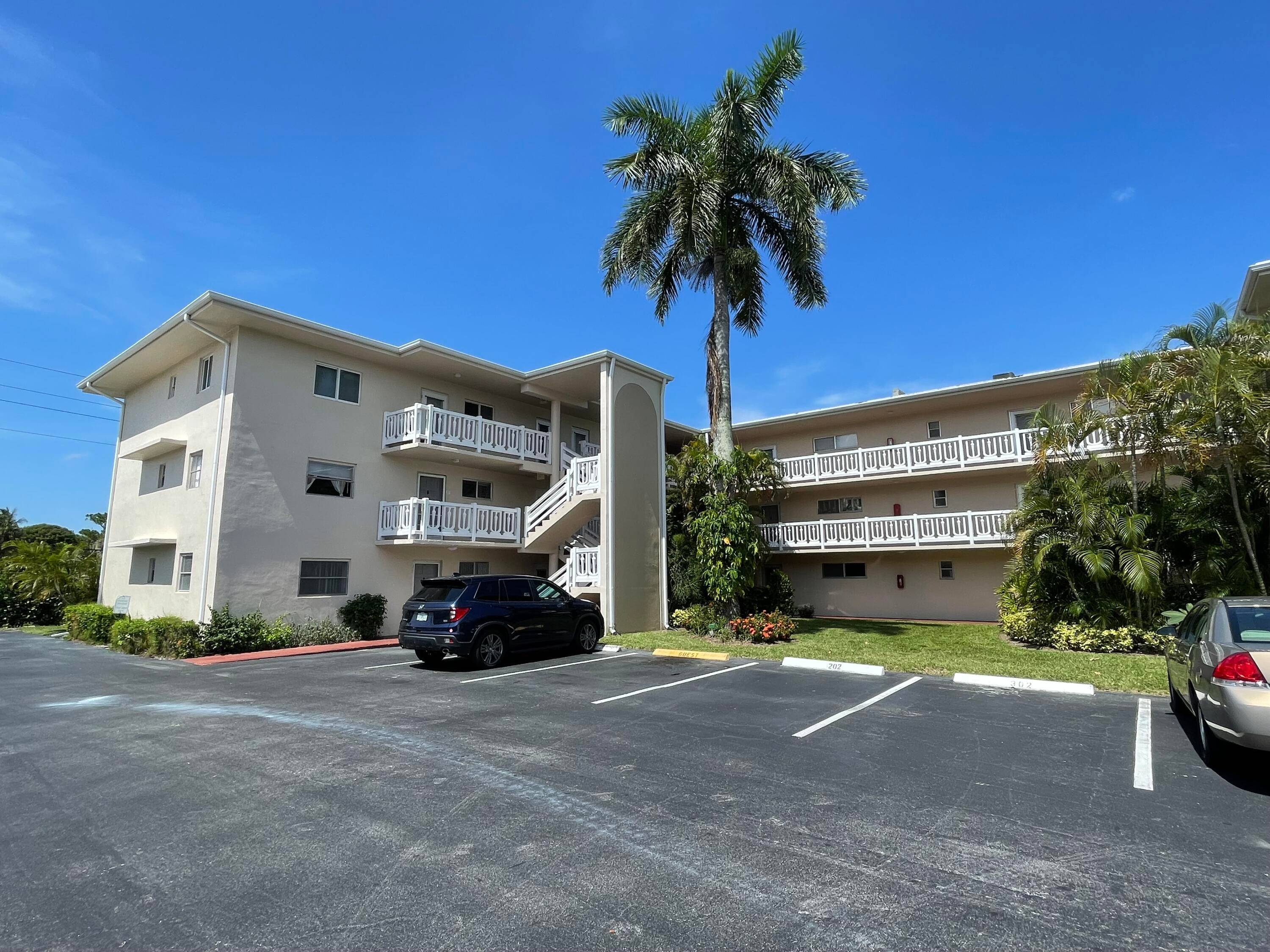 Prepare to be amazed by this stunning 2 bedroom, 1 bathroom unit that exudes both style charm.