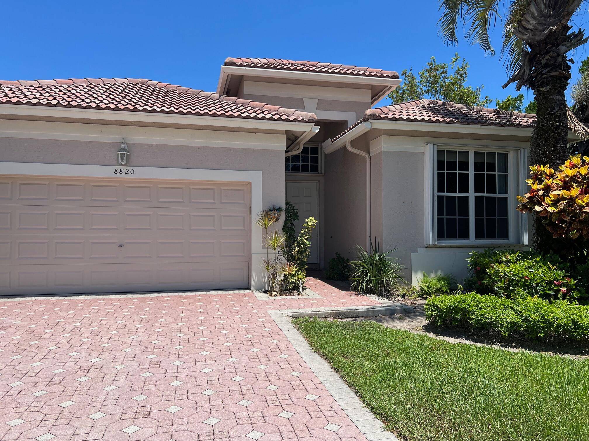 This single family home is located on a private cul de sac street which offers you privacy with no thru traffic.