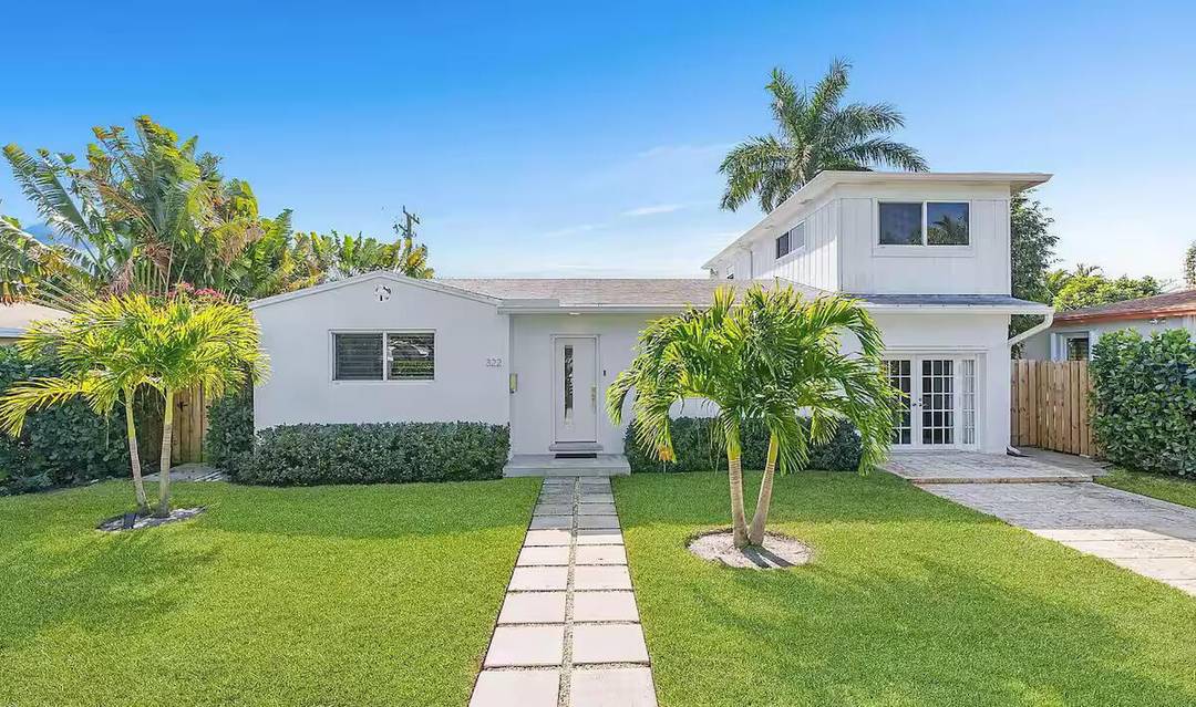 Introducing a newly renovated and meticulously remodeled 3 bedroom, 3 bathroom residence, a true South Florida retreat nestled in the heart of West Palm Beach.