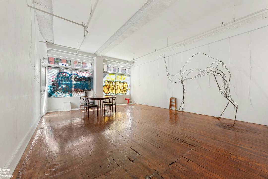 This pure and authentic artist loft is located right in the heart of Noho's Historic District and offers a spacious flexible layout with three separate entrances, three bright exposures and ...