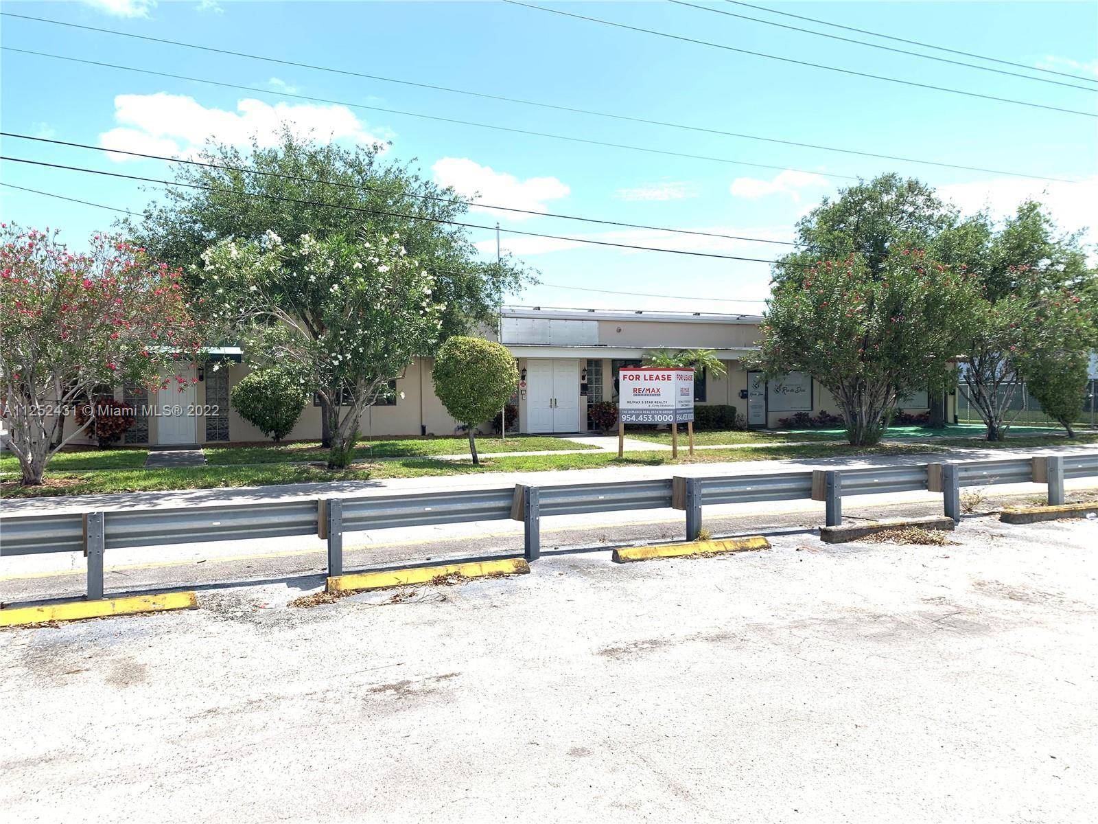 This 9, 615 SF flex space building is a perfect blend of office and true industrial, situated on a large 19, 540 SF lot.