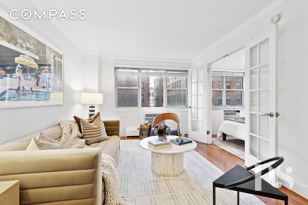 Located in the heart of the Upper East Side, 333 East 79th Street is a highly sought after full service cooperative.