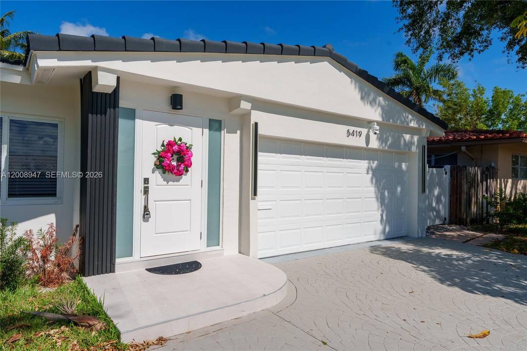 Rare opportunity to have an amazing fully furnished and equipped house with a pool in a high demand area in Fort Lauderdale !