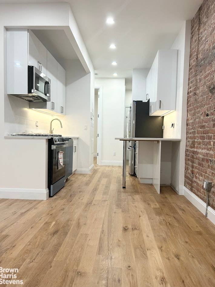 BRAND NEW CARNEGIE HILL 3 bedroom 2 bath with washer and dryer AVAILABLE IMMEDIATELY NO DOGS ALLOWED Three Queen Size Bedrooms Two full windowed marble tiled bathrooms Brand new stainless ...