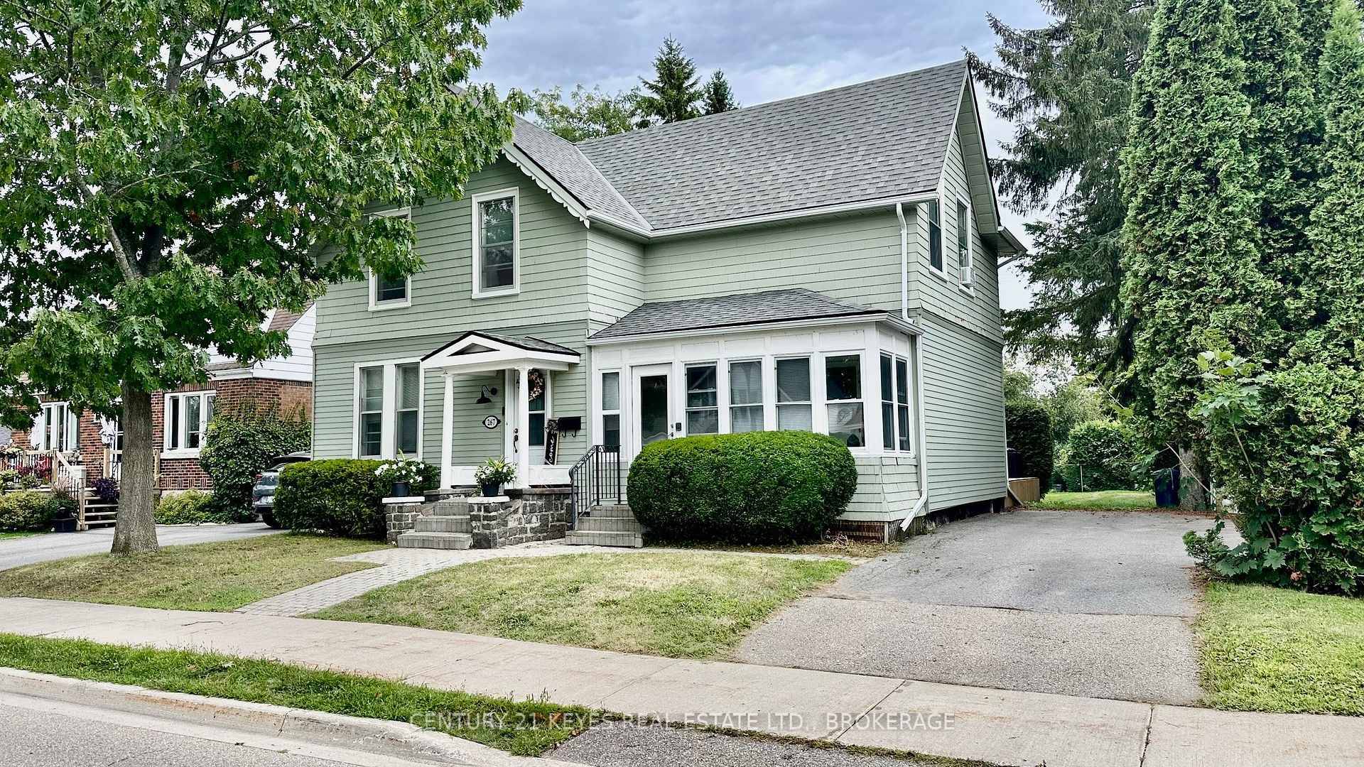 Excellent south ward, 3 bedroom home on full town lot.