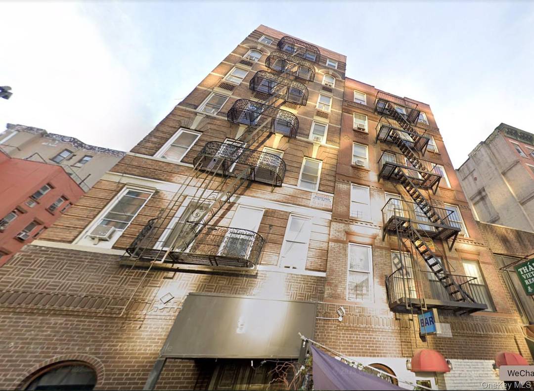 Prime location, busy street in Chinatown, retail store on first floor with 5000 sqft, can be divided into 2 stores.