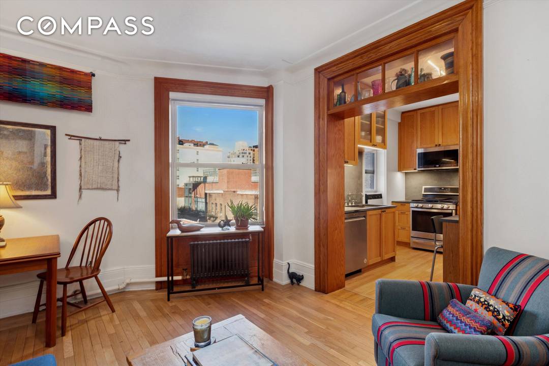 PRIME UWS PREWAR CONDO This high floor beauty basks in natural sunlight all day from 9 windows and 3 glorious exposures.