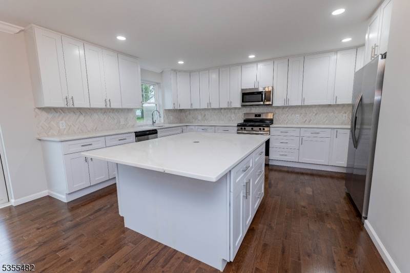 MAGNIFICENT NEW CONSTRUCTION !