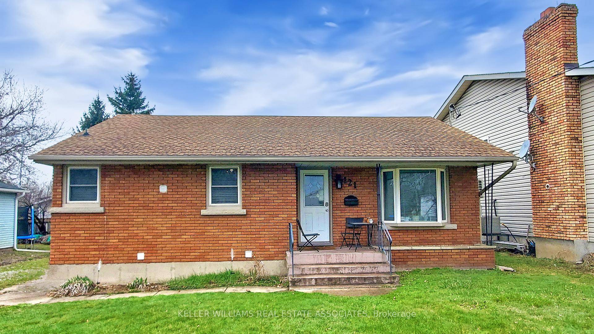 Welcome to 121 Mackan Street, this multi generational home offers incredible flexibility and potential for both families and savvy investors.