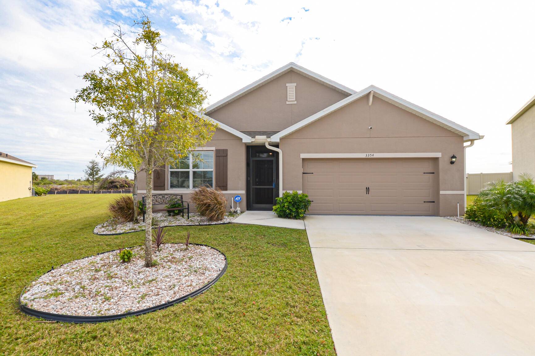 'MOTIVATED SELLER ! THIS PREMIER WATERFRONT 4 2 2, SMART HOME IS ON THE LARGEST LOT ON A CUL DE SAC IN FAMILY FREINDLY NEIGHBORHOOD LOCATED NEAR 2 MAJOR HIGHWAYS, ...