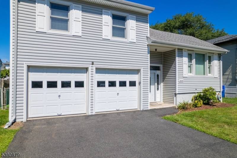Welcome to this inviting 3 4 bedroom 2.