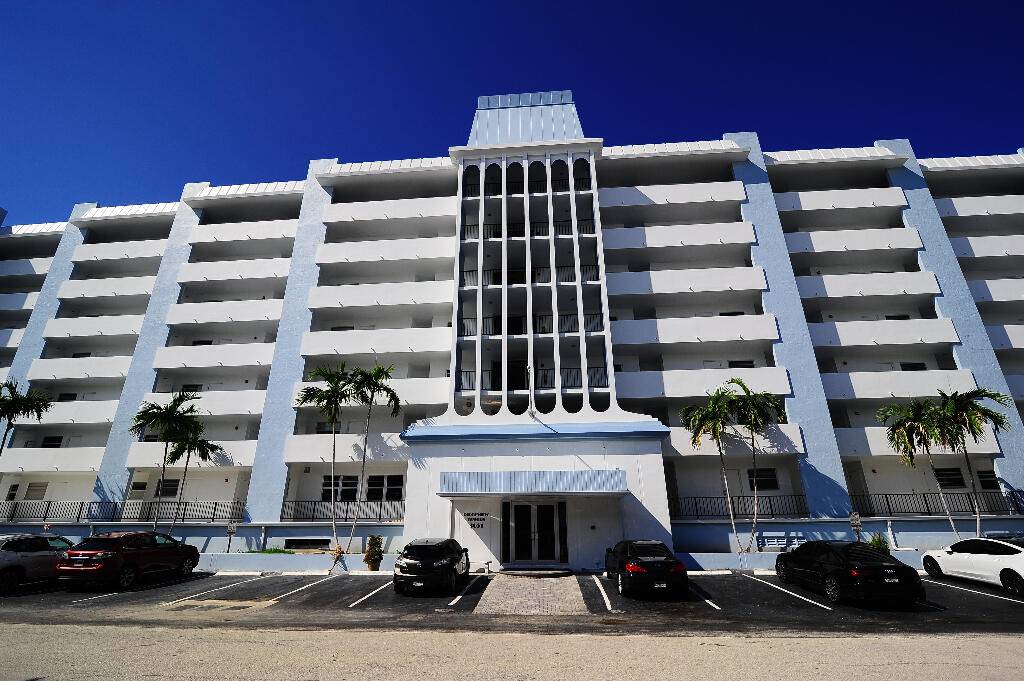 Stunning Waterfront Condo close to Lauderdale by the SeaWelcome to this breathtaking 1, 310 sqft condo, perfectly situated in the sought after Coral Ridge neighborhood.