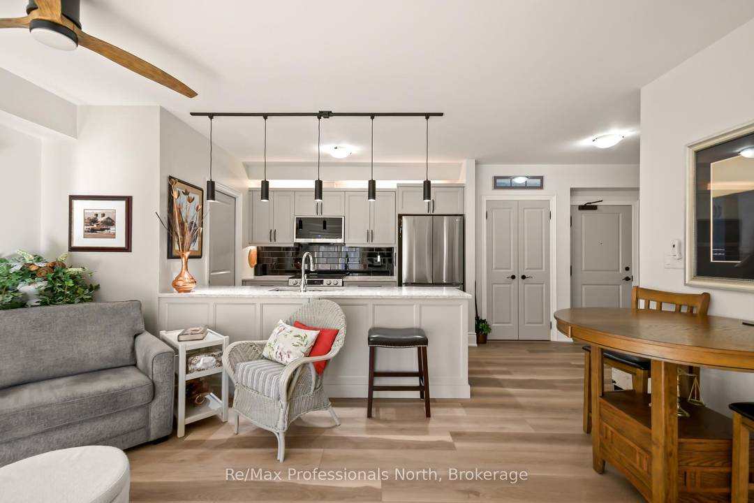 Welcome to this bright, immaculate 3 bedroom, 2 bathroom condo in Granite Trail, one of Gravenhurst's most desirable and well constructed condo buildings.