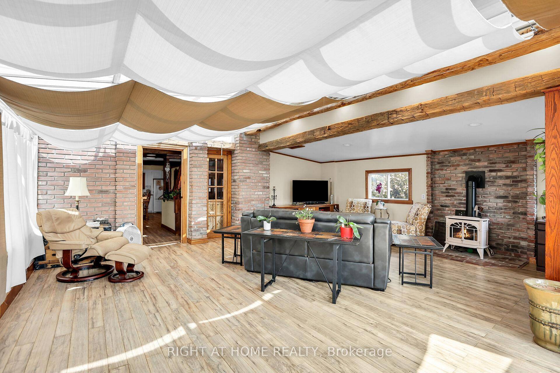 Experience a property that earns, entertains, and enchants, all from one iconic address on the Niagara Wine Route.