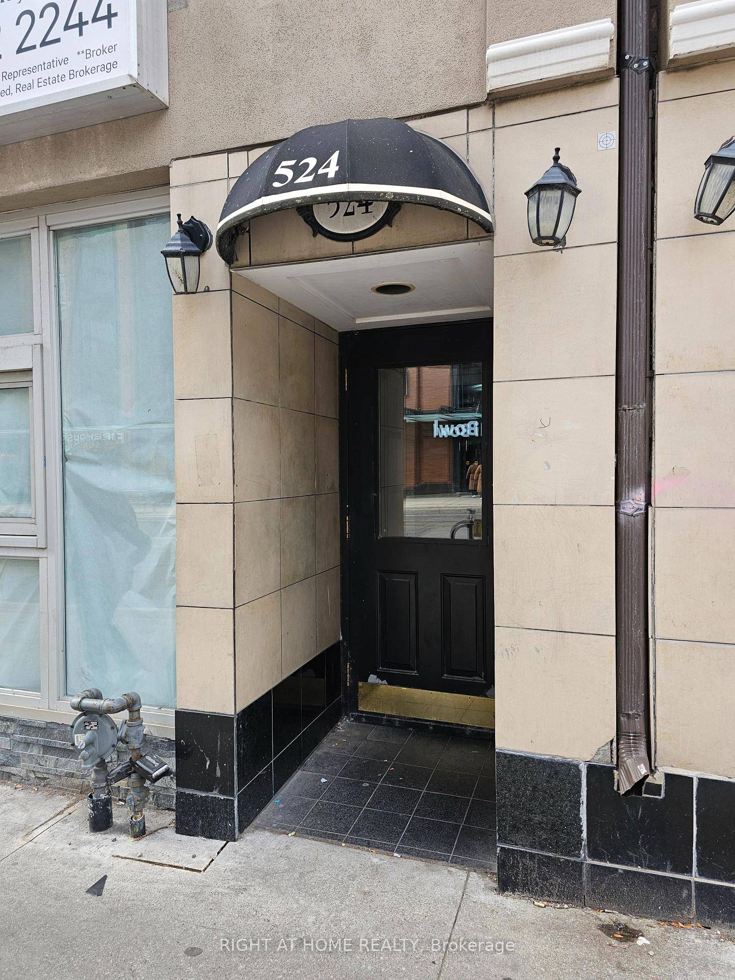 Welcome to this spacious 1 bedroom apartment in the heart of downtown Toronto.