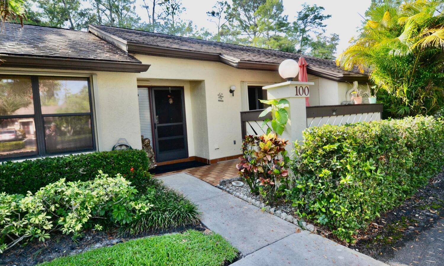 3 Bedroom, 2 baths end unit, fully furnished, enclosed Florida room up dated appliances, new wood flooring and tile, new crown molding, New A C water heater, pool, club house, ...