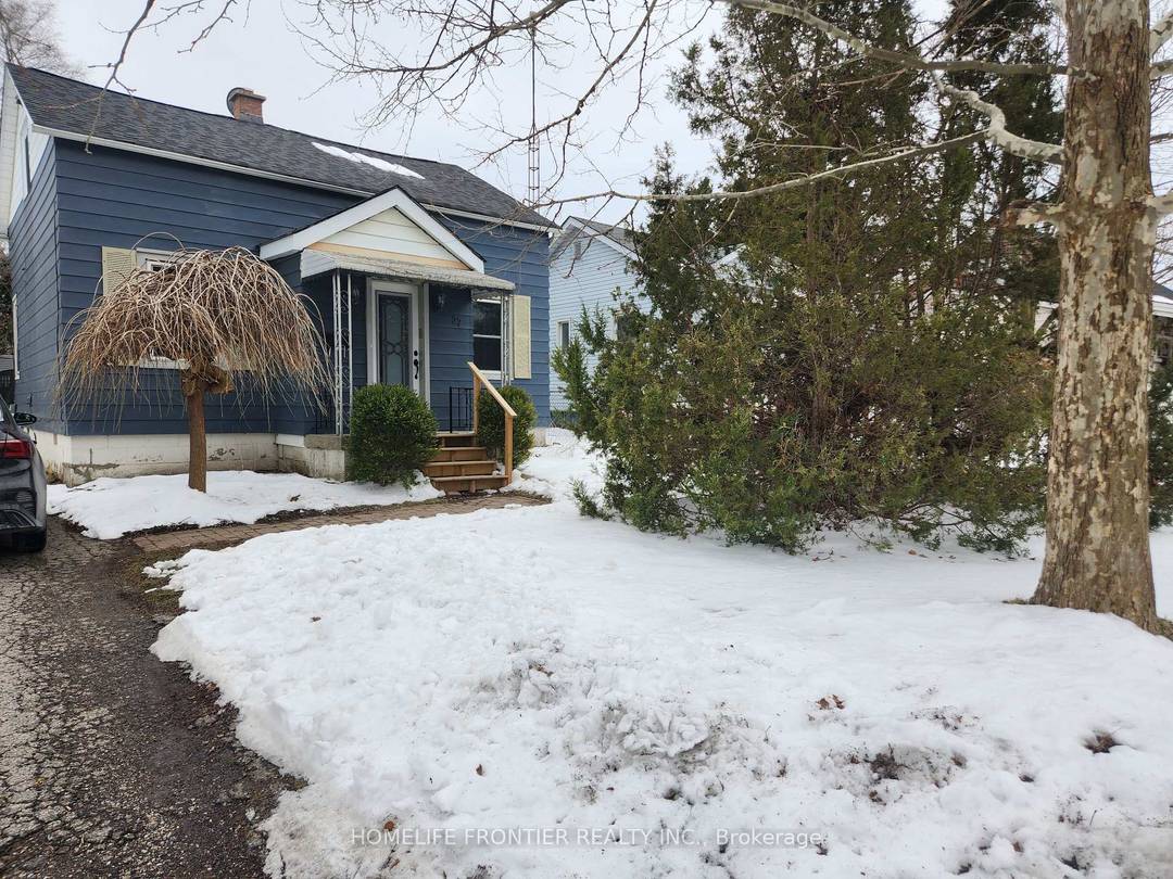 Beautifully renovated and move in ready, this fantastic detached 3 bedroom home offers over 1100 sq.