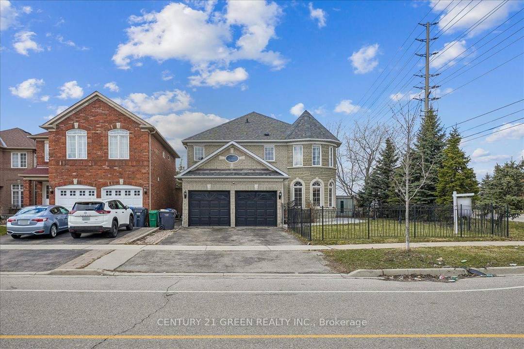 Stunning Sun Filled Detached Home in Heartland, Mississauga !