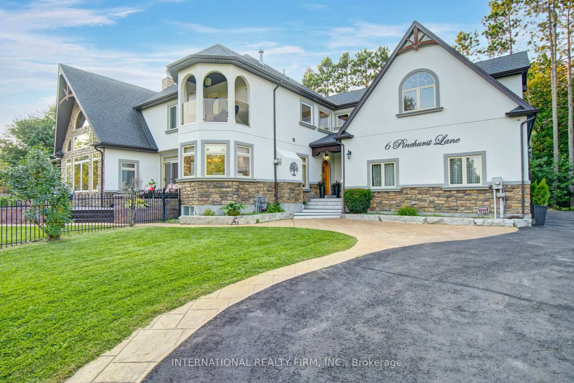 STUNNING Executive Custom Home in Springwater w Breathtaking Views !