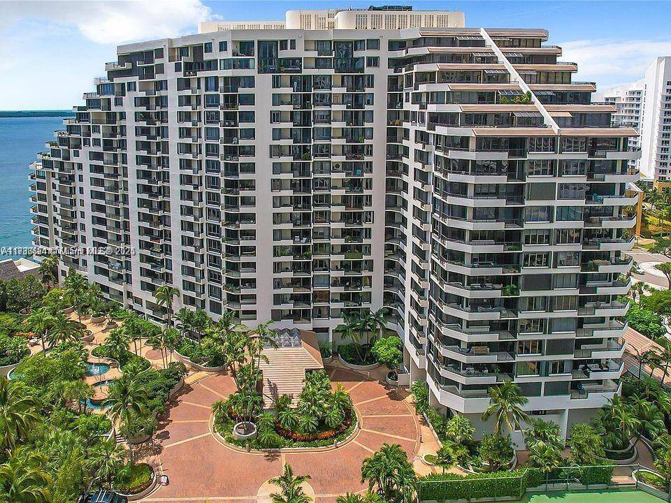 Elegant 1 bedroom, 1. 5 bathroom unit in a sophisticated building on serene Brickell Key, just a short walk from the vibrant Brickell area with shopping, banks, pharmacies, and restaurants ...