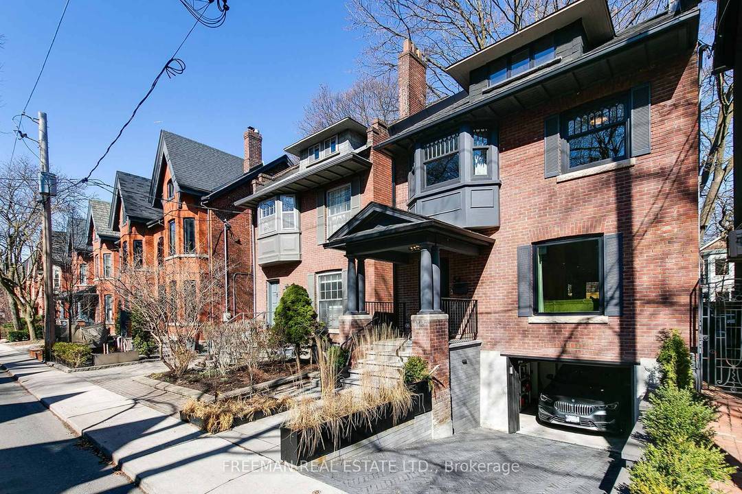 Bespoke luxury awaits in this one of a kind Annex Yorkville masterpiece !