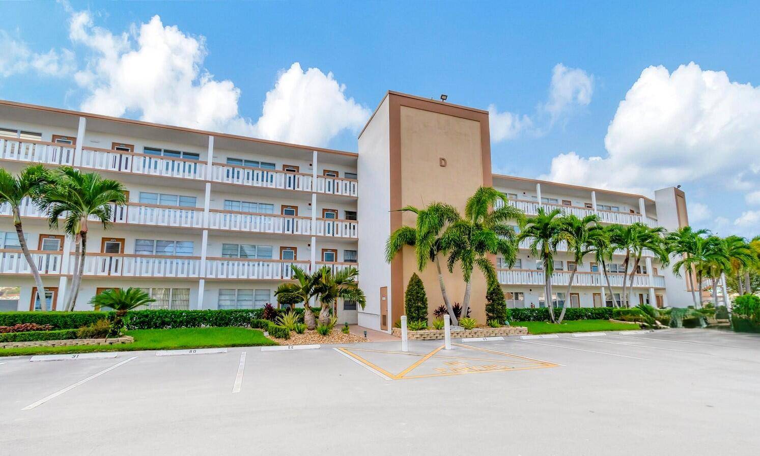 Live the relaxed Florida lifestyle in Century Village !