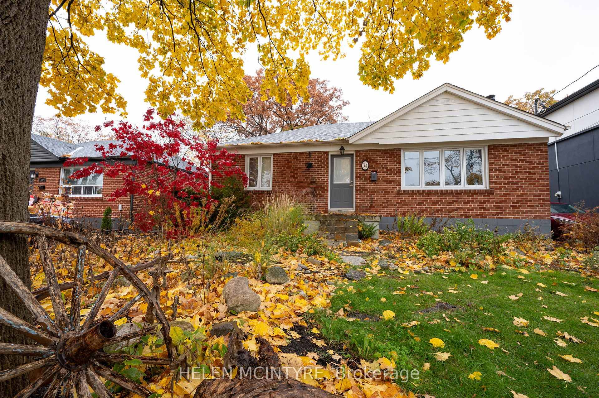 Fantastically located 2 bedroom home overlooking Ravine amp ; Etobicoke Creek.