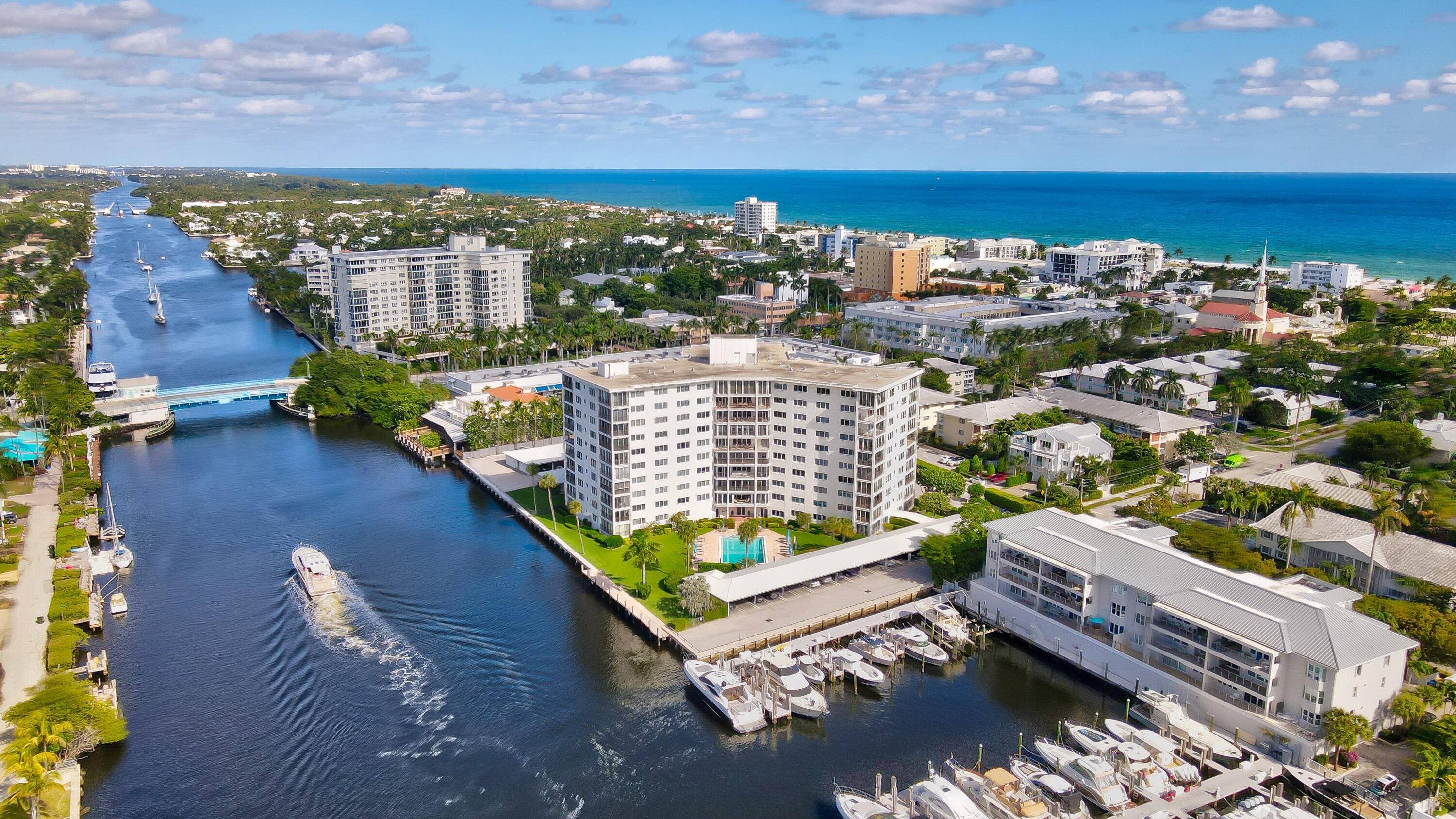 Spacious light filled 2nd floor corner unit at Bar Harbour overlooking tropical grounds !